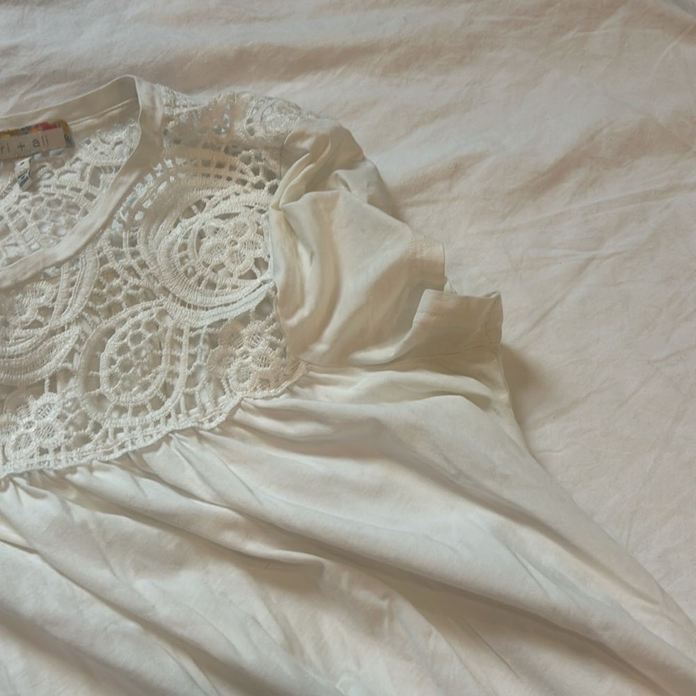 Elegant White Lace Short Sleeve Top - Picture 2 of 4